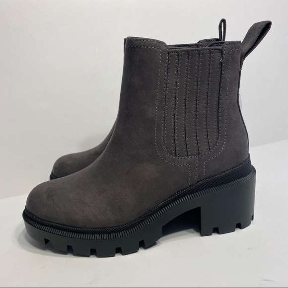 NWT Universal Thread Gray Suede Chunky Heeled Booties Boots 5 Wide - Picture 2 of 5